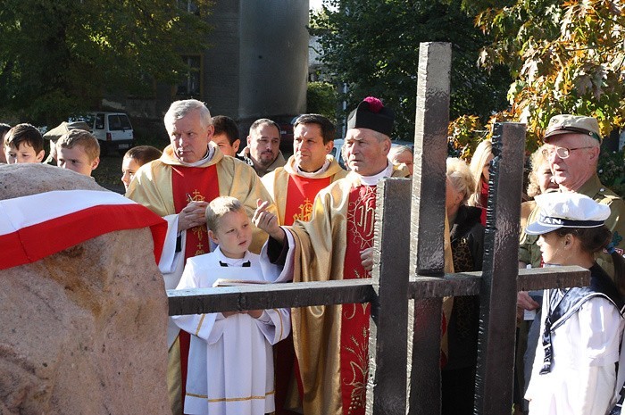 Przed kościolem w Gardnie Wielkiej stanąl kamienny obelisk,...