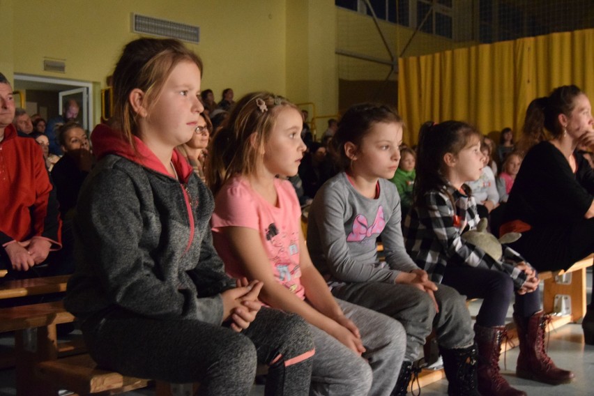 Lekcja patriotyzmu z Turowie. Dzieci dały poruszający spektakl [zdjęcia]