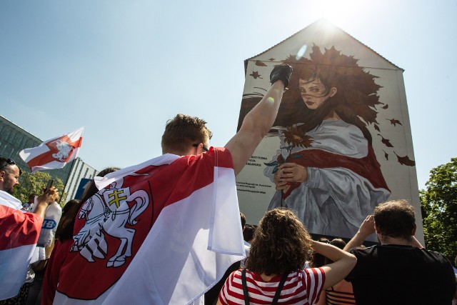 Inauguracja muralu poświęconemu białoruskiej opozycji na ścianie kamienicy przy ulicy Legnickiej we Wrocławiu.