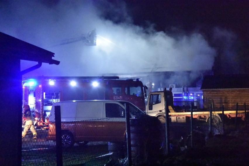 Duży pożar budynku w Wągrowcu. Paliła się hala