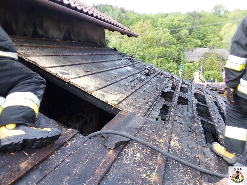 Pożar garażu na granicy Andrychowa z Zagórnikiem. Strażakom udało się uratować stojący obok dom
