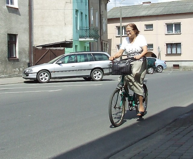 W upalny dzień warto przesiąść się z samochodu na rower.
