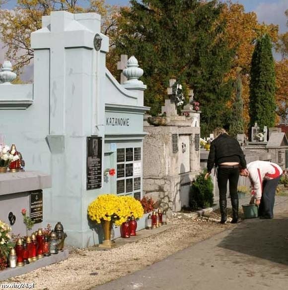 Porządkowanie grobów na cmentarzu parafialnym w Mielcu.