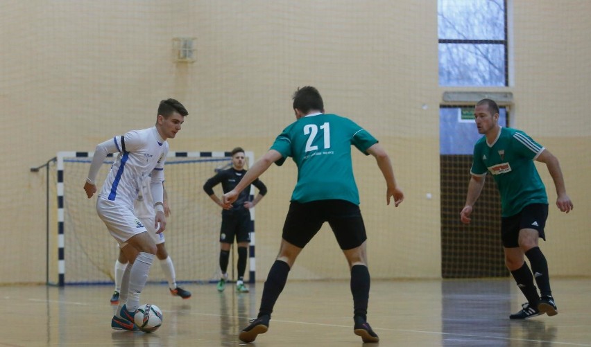 Zaczernie Futsal Team (białe stroje) dzielnie walczyło z...