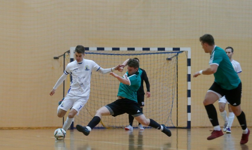 Zaczernie Futsal Team (białe stroje) dzielnie walczyło z...