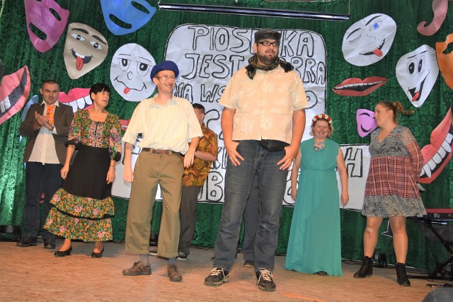 Uczestnicy Warsztatu Terapii Zajęciowej „Pelikan” w Szubinie sięgnęli do repertuaru Kabaretu Starszych Panów. Za swój clip „Tanie dranie” nagrody nie dostali, ale zebrali wiele braw