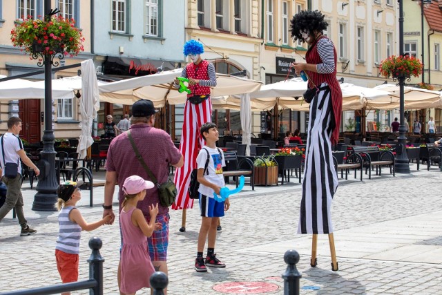 Przez wszystkie wakacyjne soboty i niedziele centrum miasta kolorytu dodadzą artyści - dwa razy dziennie o godz. 12.00 i 17.00. Od południa na Starym Rynku spotkać można klownów na szczudłach, którzy przechodniów zapraszają do interaktywnego działania, dla najmłodszych z balonów wyczarowują kwiatki, zwierzaczki, miecze i inne kształty. W weekendowe popołudnia zrobi się muzycznie. W sobotę (4 lipca) bydgoskiej starówce klimatu nada klimatu kapela podwórkowa Bydgoska Ferajna, grając przedwojenne szlagiery, uliczne ballady. Natomiast w niedzielę (5 lipca) popołudniu muzyczne wykonania Adeli i Krisa.Większość artystycznych weekendów będzie mieć miejsce na płycie Starego Rynku, tylko 16 i 29 sierpnia miejscem spotkań będzie plac Wolności. 