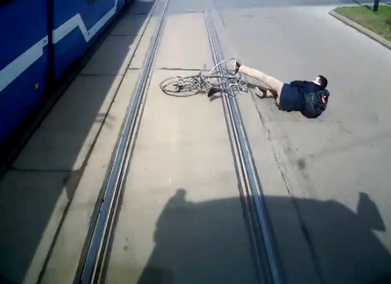 Rowerzysta wyprzedzał tramwaj. Wywrócił się tuż przed nim (FILM, ZDJĘCIA) 
