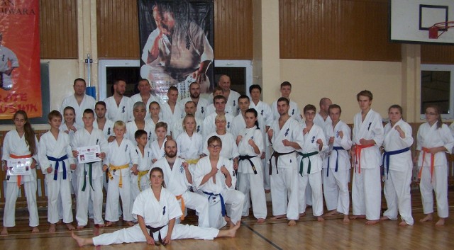 Pamiątkowe zjecie młodzieży z Tarnobrzeskiego Klubu Kyokushin Karate z gościem z USA.