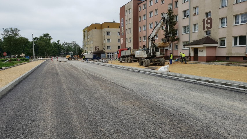 Remont ulicy Gogolińskiej w Strzelcach Opolskich. Na drodze pojawił się asfalt. Zobacz postępy prac [GALERIA]