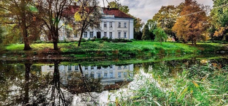 Pałac z ok. XVIII wieku z parkiem w Gostyniu...