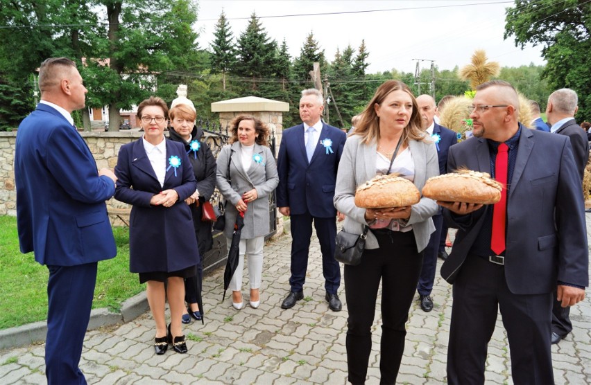 Starostowie dożynkowi Iwona i Jacek Litwinkowie z bochnem...