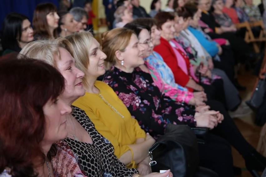 Dzień Kobiet i pierwszy dzień wiosny uroczyście świętowano w Waśniowie. Był teatr, tort i kwiaty dla pań