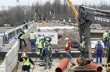 Wiadukt już na miejscu. Przesuwanie kolosa na trasie Górna zakończone sukcesem [FILM, zdjęcia]