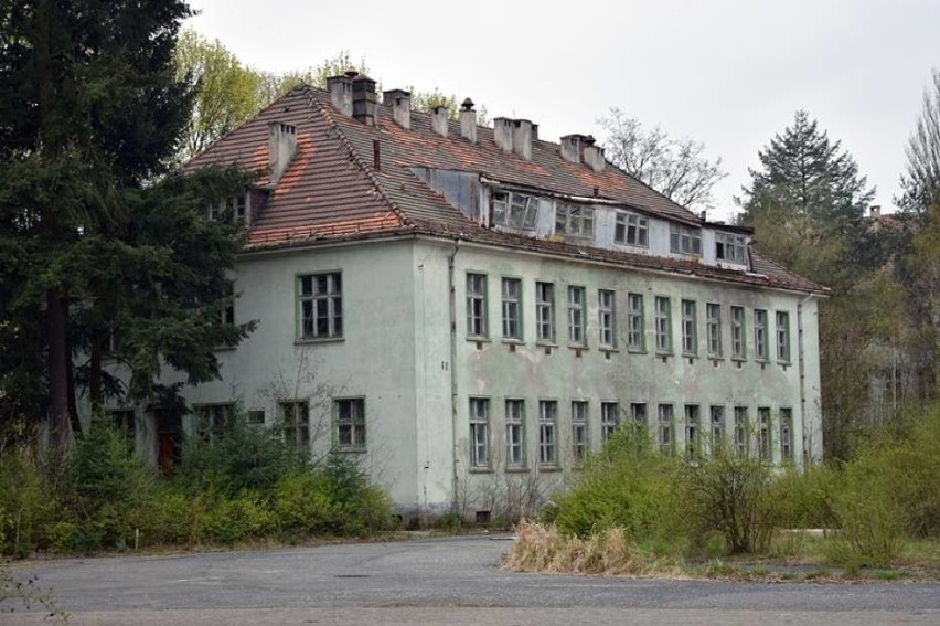 Mroczny, hitlerowski szpital popada w ruinę (ZOBACZ ZDJĘCIA)