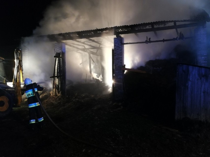 Gmina Mirzec. W nocy spłonęła stodoła w Osinach. W akcji gaśniczej pomógł też wójt gminy Mirzec (DUŻO ZDJĘĆ)