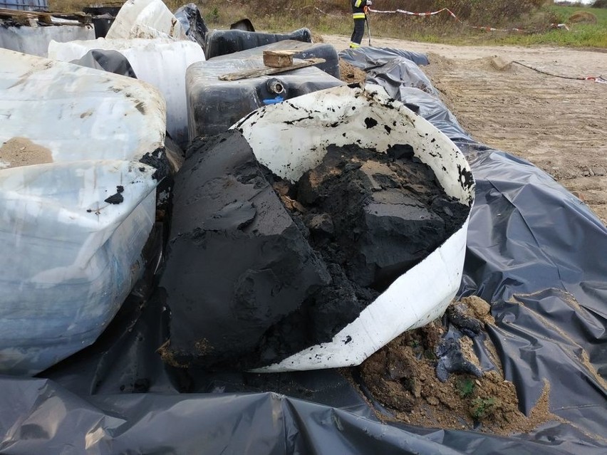 Niebezpieczne odpady chemiczne porzucone we wsi Osówka
