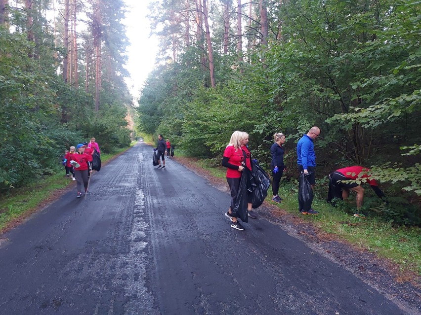 Członkowie z grupy Zabiegany Skaryszew posprzątali zaśmiecony las. Nie zabrakło edukacji dla najmłodszych. Zobaczcie zdjęcia