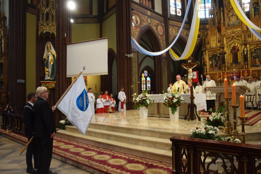 Arcybiskup Wiktor Skworc poświęcił sztandar Rybnika