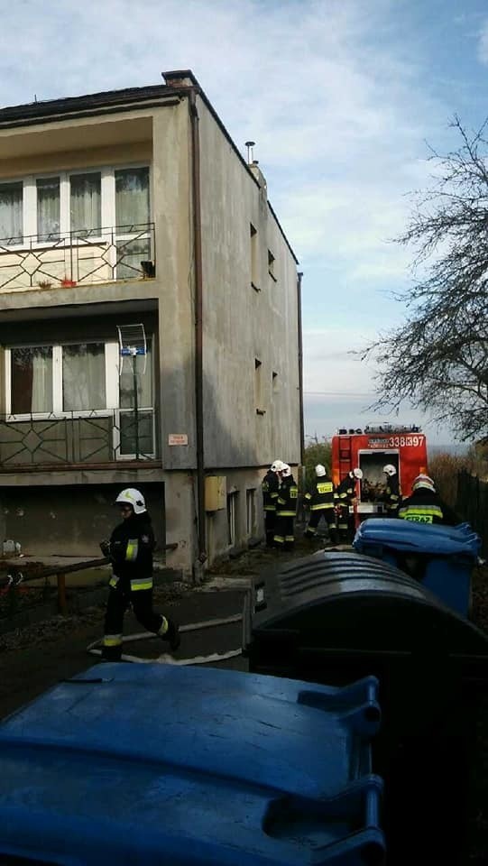 Poskwitów. Pożar w domu nauczyciela. Paliło się mieszkanie samotnej kobiety