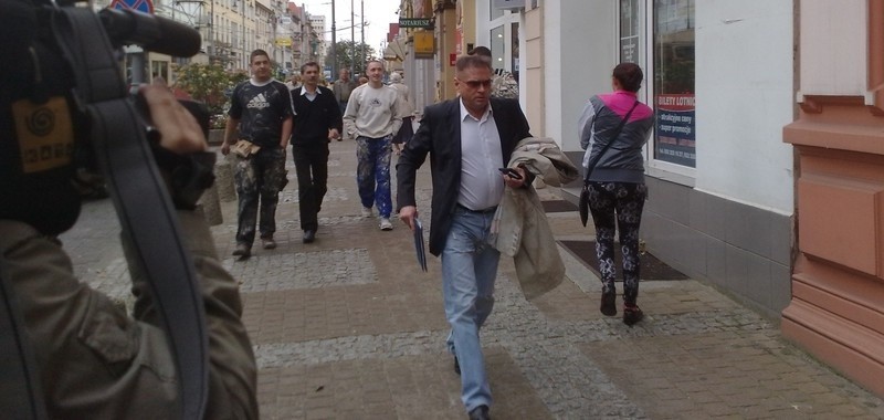 Podwójne życie pracownika kantoru wymiany walut przy ulicy Gdańskiej. Poszukują go detektyw Rutkowski i policja