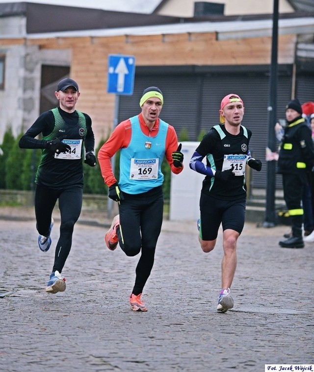 Najlepsi biegacze na trasie w Jarosławcu. Od lewej biegną: Paweł Piotraschke (II miejsce), Ryszard Sokołowski (III lokata) i Mateusz Lipiński - zwycięzca