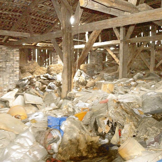 W rozpadającej się stodole leżą tony śmieci. Drugie tyle zalega na działce za domem.