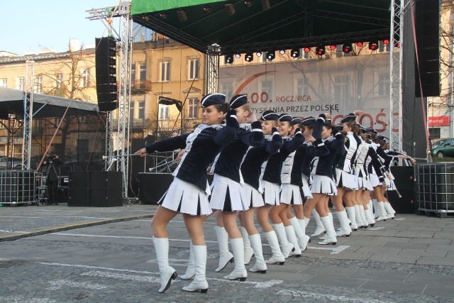 Patriotycznie i rodzinnie było w sobotę po południu na placu Wolności w Kielcach, gdzie trwał Piknik „Służymy Niepodległej”. Oprócz pokazów przygotowanych przez żołnierzy wielka atrakcja była wojskowa grochówka, po którą ustawiały się kolejki chętnych. Występowały między innymi  Orkiestra Wojskowa z Dęblina oraz Młodzieżowa Orkiestra Dęta Ochotniczej Straży Pożarnej Krasocin. Były też pokazy sprzętu i wyszkolenia wojskowego, występy artystyczne, pokazy służb mundurowych i musztra paradna. Jak zwykle  duże owacje otrzymały mażoretki. Ich występom przyglądały sie całe rodziny, które licznie odwiedziły plac Wolności w Kielcach.  