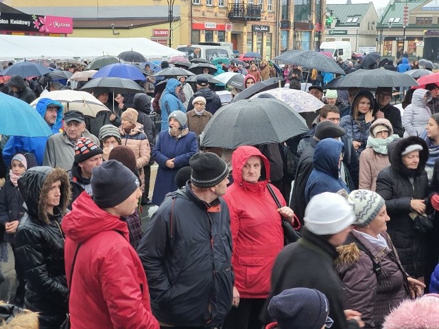 Kilkuset suwalczan wzięło udział w Wigilii Miejskiej w Suwałkach. Świąteczne spotkanie odbyło się w niedzielę na Placu Marii Konopnickiej.