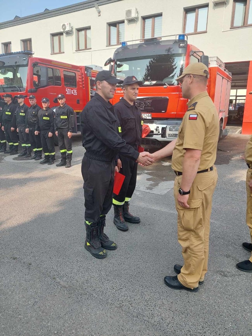 Makowscy strażacy nagrodzeni przez komendanta powiatowego. Dwaj strażacy odebrali nagrody 5.07.2023