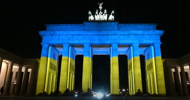 Brama Brandenburska podświetlona na niebiesko-żółto w geście solidarności z Ukrainą