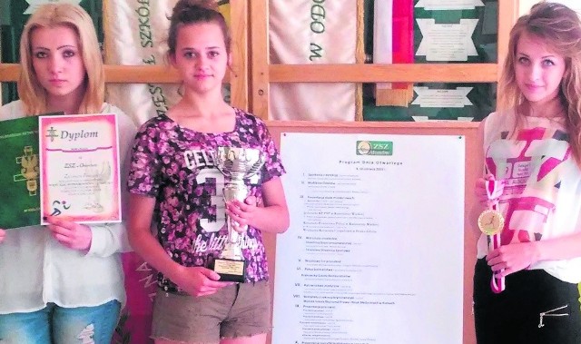 Odonów... mundurami stoi. Sylwia, Paulina i Ewelina - wyjątkowo w strojach cywilnych - prezentowały trofea uczniów klas mundurowych.