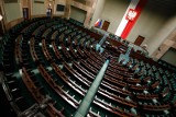 Najnowszy sondaż: PiS i PO tracą poparcie, Konfederacja poza Sejmem