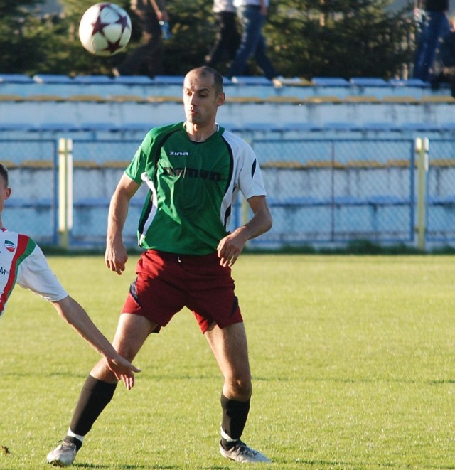 Piotr Kajda wrócił do gry po przerwie spowodowanej kontuzją i zdobył bramkę, ustalając wynik na 3:0 dla Wiernej.