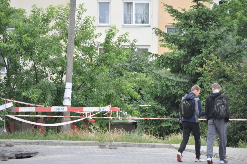 Ulewa uszkodziła kolektor obok dworca autobusowego w Szydłowcu! Zapadła się kostka brukowa