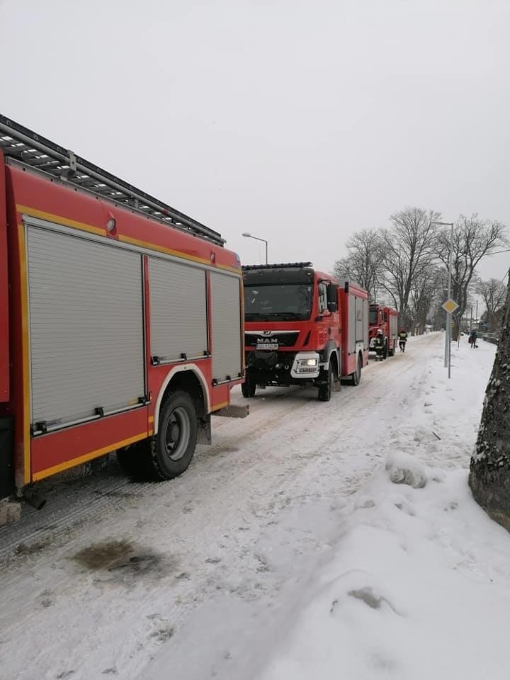 Pożar w Korzybiu. Strażacy gasili ogień u siebie w remizie