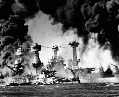 Płonące amerykańskie okręty w bazie w Pearl Harbor, 7 grudnia 1941 r. FOT. ARCHIWUM