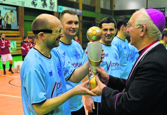 Puchar zwycięskiej drużynie wręczył metropolita częstochowski, abp. Wacław Depo, który gorąco kibicował piłkarzom