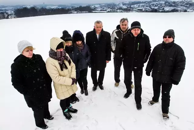 - Nie jesteśmy przeciwni prowadzeniu w naszej wsi działalności gospodarczej. Chcemy tu tylko normalnie żyć, a nie być truci przez osiadający na wszystkim pył - mówią mieszkańcy Przedmieścia Czudeckiego, których w działaniu wspiera wójt (nz. w środku).