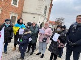Mieszkańcy Sandomierza solidaryzują się z Ukrainą. Przez miasto przeszedł marsz poparcia. Zobacz zdjęcia i film   