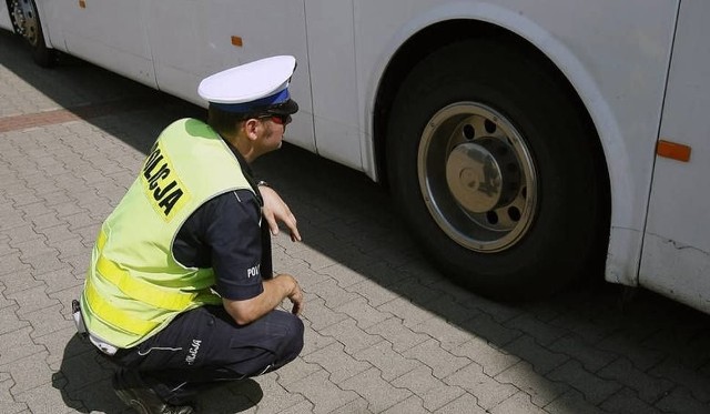 Policjanci kontrolują zarówno stan technicznych autokarów, jak i trzeźwość kierowców. Fot. KWP Gdańsk