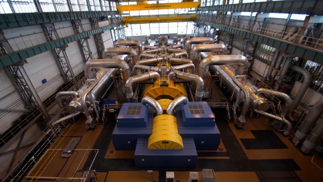 Turbina generatora produkującego prąd. Takie same urządzenia wykorzystuje się w elektrowniach węglowych.