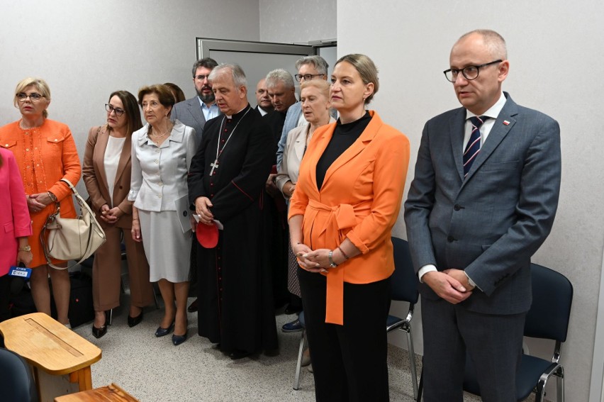 Szpital Ministerstwa Spraw Wewnętrznych i Administracji w Kielcach obchodzi 75-lecie istnienia. Wniesiono relikwie świętego Jana Pawła II 