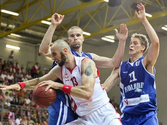 W pierwszej rundzie biało-czerwoni przegrali w Koszalinie z Finami po słabej grze, ale zaciętym meczu (wtedy trochę zawiódł Marcin Gortat - na zdjęciu).