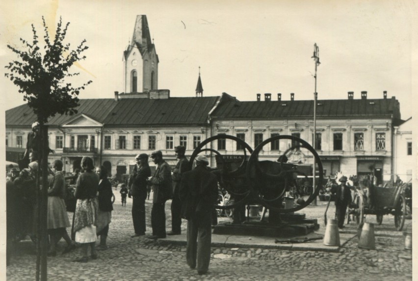 Rynek w Oświęcimiu w pierwszych dniach okupacji. Duża część...