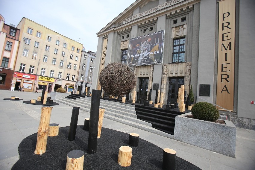 Czarny ogród przed Teatrem Śląskim. To instalacja z okazji...