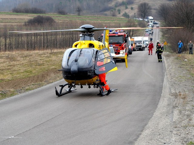 Kierowcę skody śmigłowcem przetransportowano do szpitala w Rzeszowie.