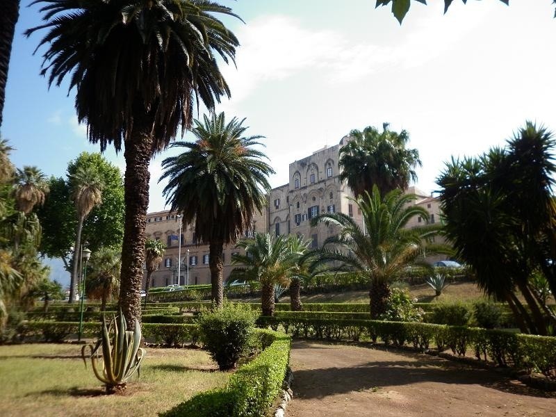 Pałac Królewski w Palermo leży w parku pełnym palm