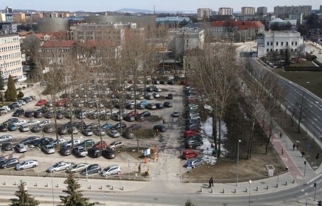 Parking przed Urzędem Wojewódzkim przy ulicy IX Wieków Kielc zostanie rozbudowany w stronę ulicy IX Wieków Kielc i Targowej. Strzałkami zaznaczyliśmy kierunki rozbudowy.