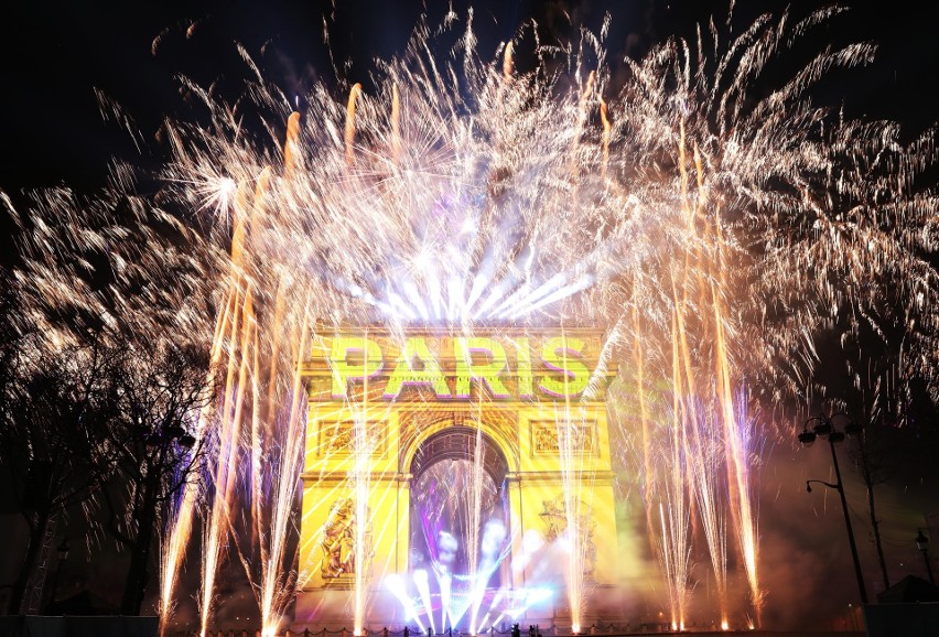 W Paryżu ludzie witali Nowy Rok na Champs Elysees. Oprócz...